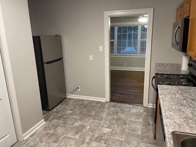 Building Photo - Renovated 2 bedroom home for rent Near Downtown Clarksville!