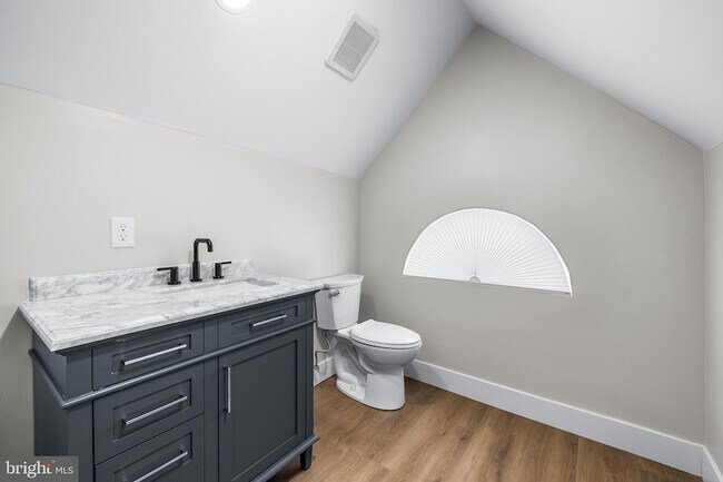 Building Photo - 320 W King St