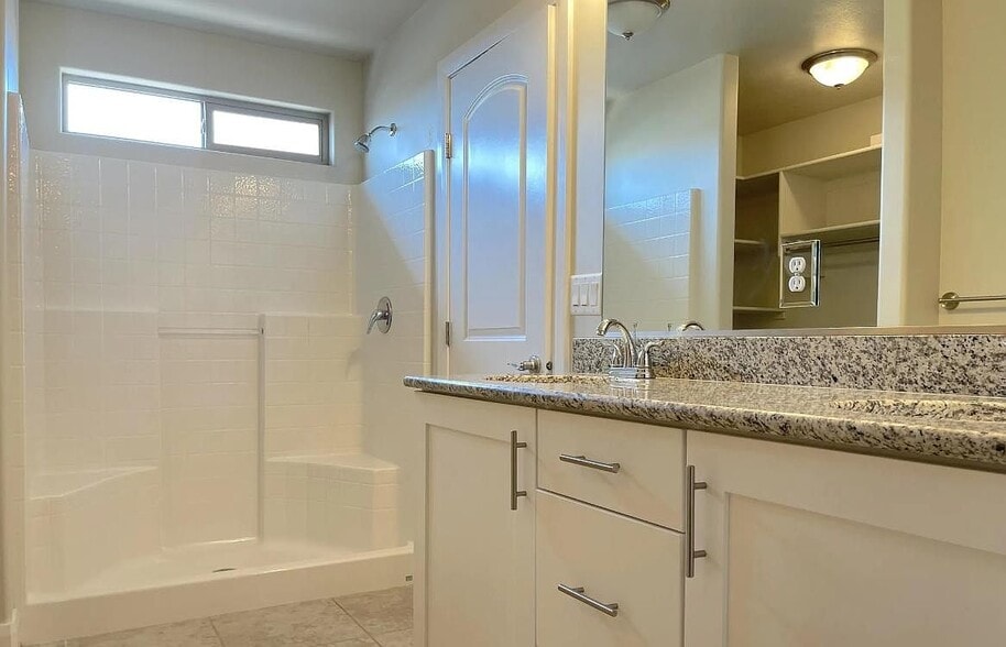 Building Photo - 3971 Bella Vista Dr