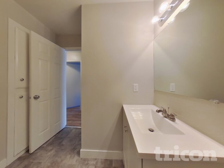 Building Photo - 402 E Pacific Ave