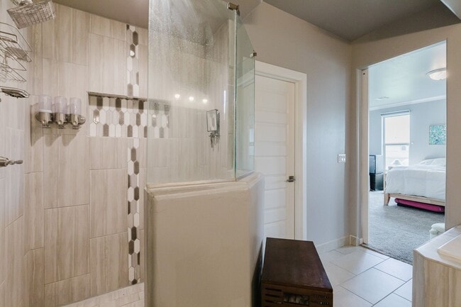 Building Photo - Modern 5 Bedroom Home with Solar Panels - MOVE IN SPECIAL: FIRST MONTH FREE!