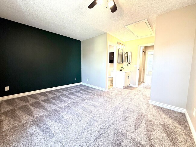 Building Photo - Updated 2 bed/2.5 bath townhome in Bear Creek