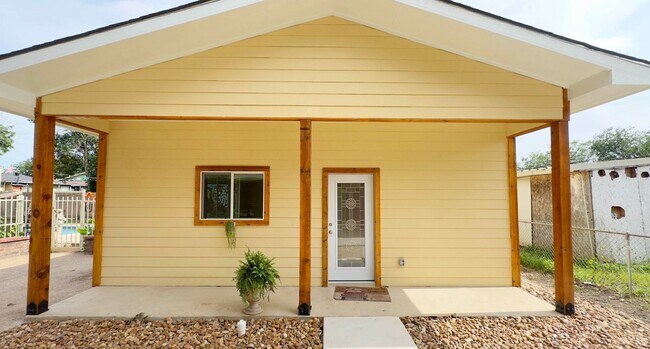 Building Photo - Gorgeous 1/1 Home Available for Immediate Move In!