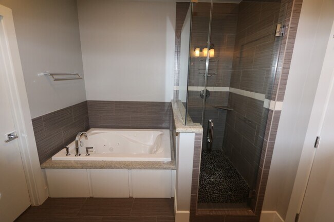 Building Photo - 2103 Hadley St