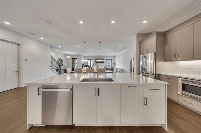 Building Photo - 108 Grand Cres