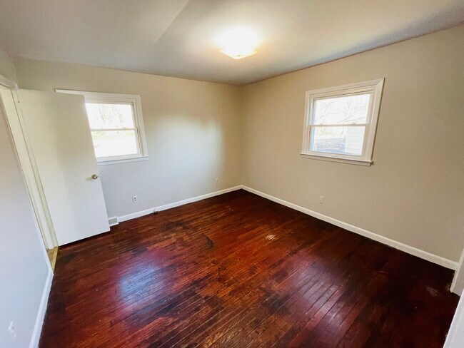 Building Photo - Spacious 3bd /2 ba house