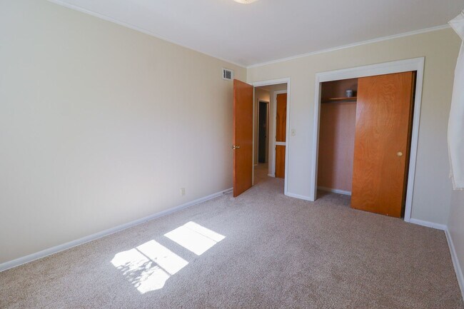 Building Photo - 3 Bed Mid-Town Beaut! Available for Immedi...