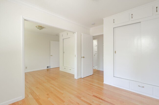Building Photo - Lovely home near the Willows