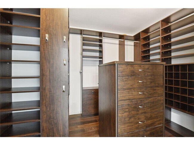 Building Photo - 3115 N Shore Dr