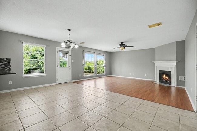 Building Photo - 526 Oak Briar Dr
