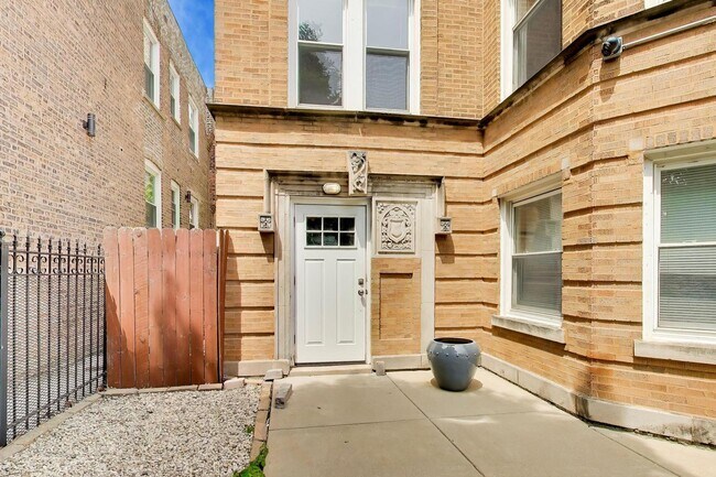 Building Photo - 3336 W Evergreen Ave