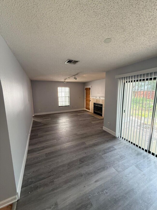 Building Photo - 1030 Knoll Wood Ct