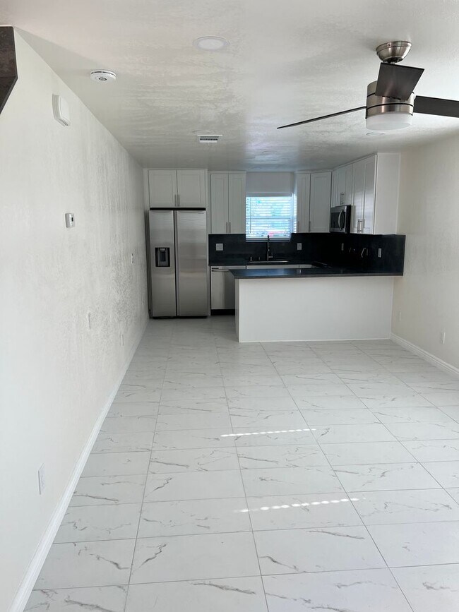 Building Photo - $2,750 - 2 Bed 1 Bath House in San Diego