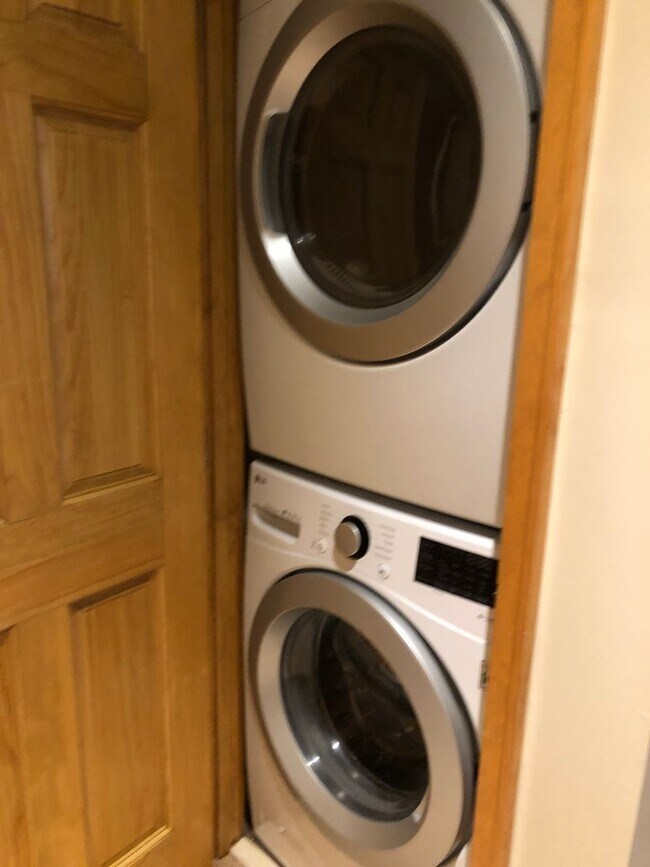 Building Photo - Luxurious 2bd Condo in Downtown Blowing Rock!