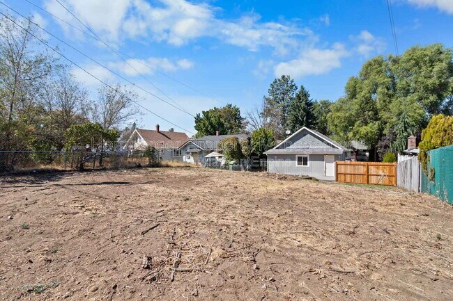 Building Photo - 1836 E 10th Ave