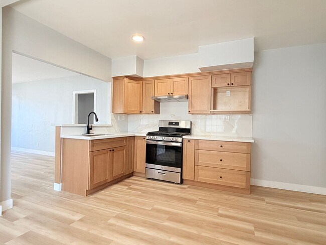 Building Photo - Huge 3 bedroom 2 bathroom for lease