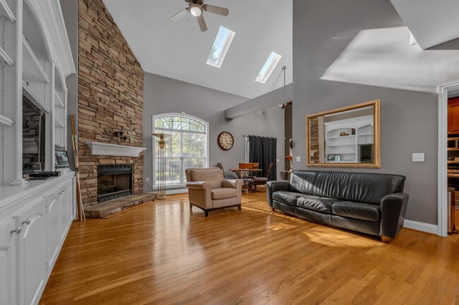 Building Photo - 2185 Roswell Dr