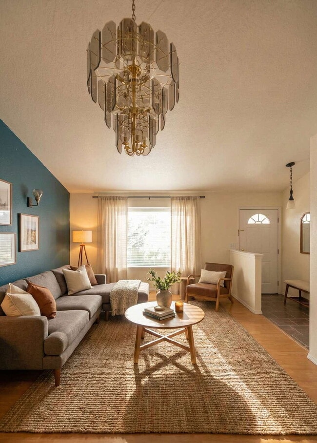 Building Photo - Large Tri-Level Home