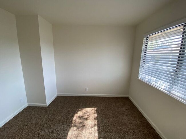 Building Photo - 2 Bedroom Townhouse - Garage/Washer-Dryer ...