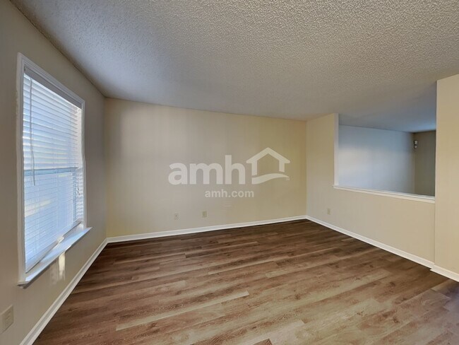 Building Photo - 10812 Parker Dr