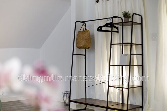 Building Photo - 110 E Craig Pl