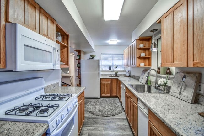 Building Photo - 6-Bedroom Tempe Home with Private Pool & Ideal Location