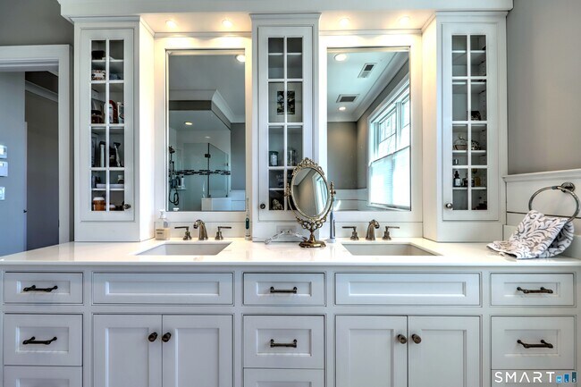 Building Photo - 30 Narrow St