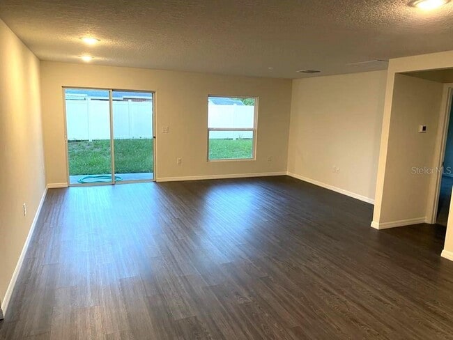 Building Photo - 945 Luna Terrace