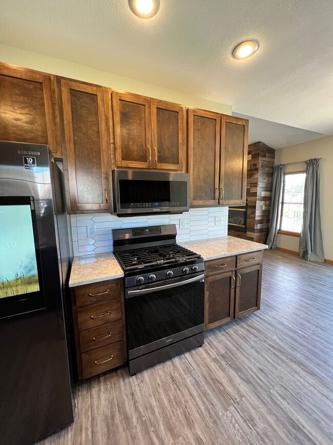 Building Photo - Available Now – Spacious 4 Bedroom / 3 Bat...