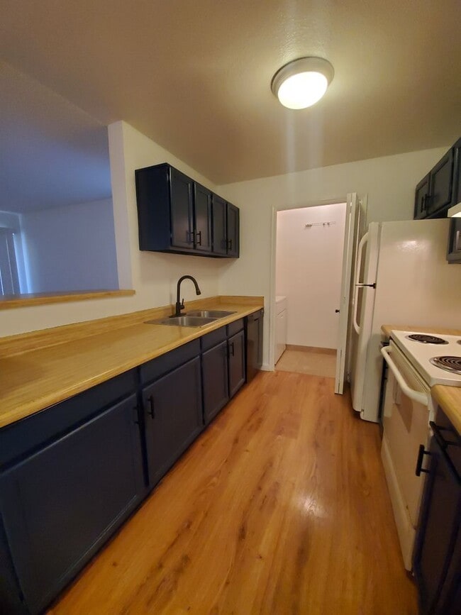 Building Photo - Ground level 2 bed/2 bath condo- Guadalupe & Country Club