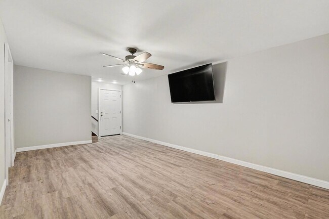 Building Photo - 24981 State Line Rd