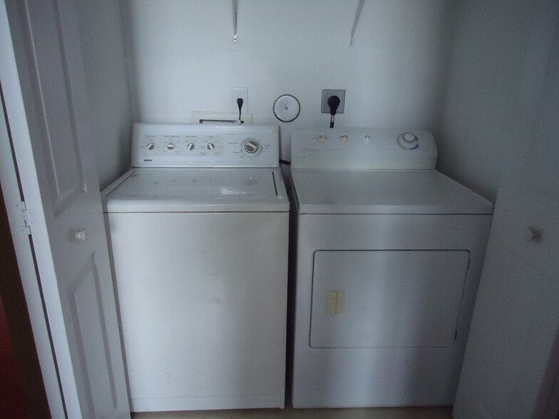 Building Photo - 3320 NE 13th Circle Dr