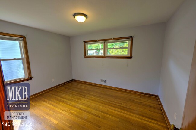 Building Photo - 3 Bedroom, 1 Bath, Ranch Located in NW Roa...