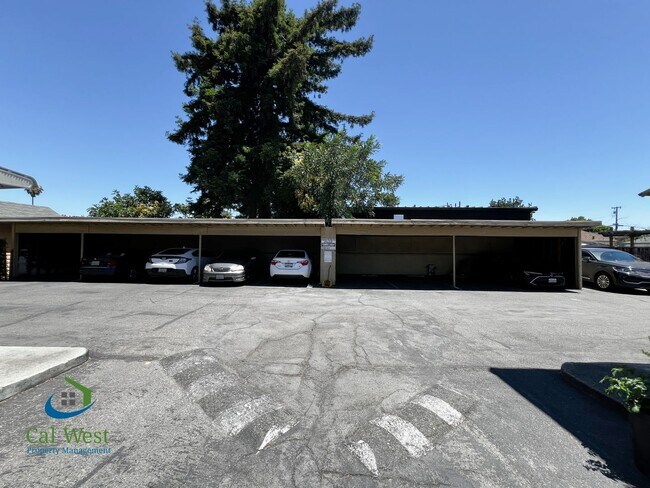 Building Photo - $1895 - Cozy 1/1 located near the Rose Garden