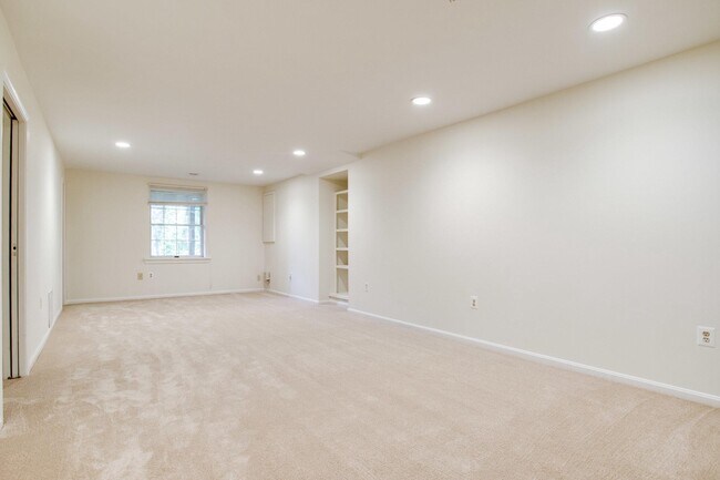 Building Photo - 1646 Montmorency Dr