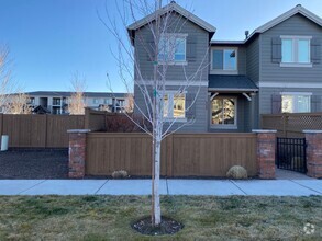 Building Photo - Lovely End Unit 3 Bedroom Townhome!