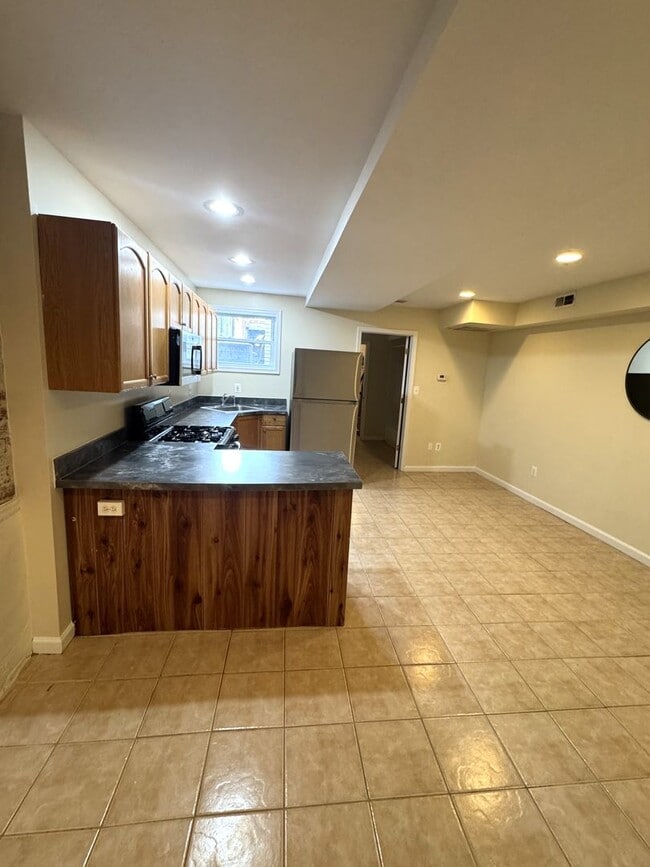 Building Photo - Centrally Located 1BR/1BA English Basement in Capitol Hill Basic Utilities Included