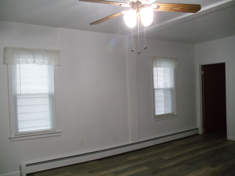 Building Photo - 376 Miller St