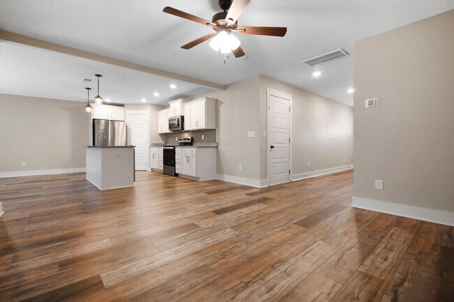 Building Photo - Pet Friendly Four Bedroom!