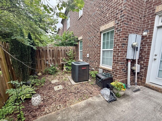 Building Photo - Two bedroom, 2.5 bath condo townhome in Bu...