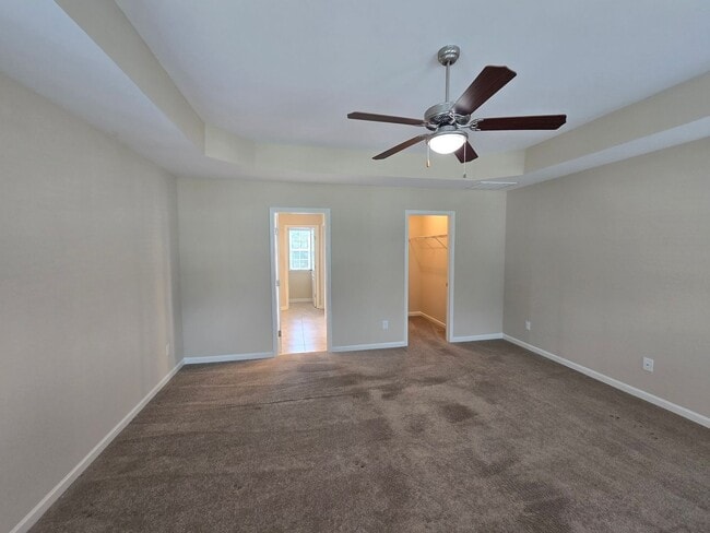 Building Photo - Spacious 4BR, 2.5BA Home with Screened Pat...