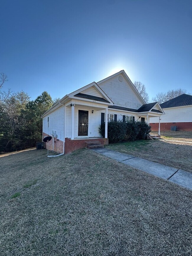 Building Photo - 2 Bedroom 1 Bathroom in Beautiful Chickamauga! Pet Friendly!