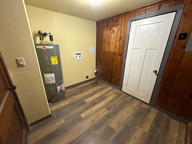 Building Photo - Large 2 bedroom home on dead end street