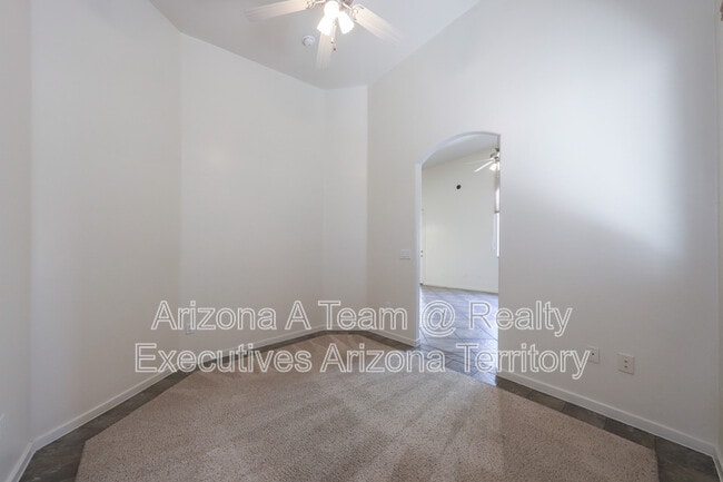 Building Photo - 665 E Weckl Pl