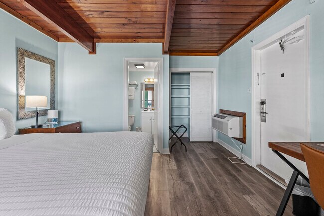 Building Photo - 110 S Ocean Dr
