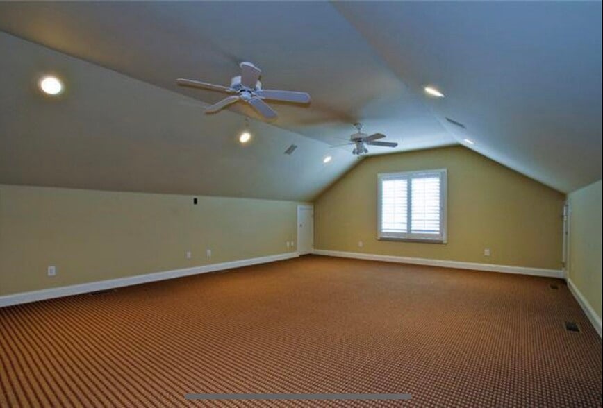 Building Photo - 552 Close Ln