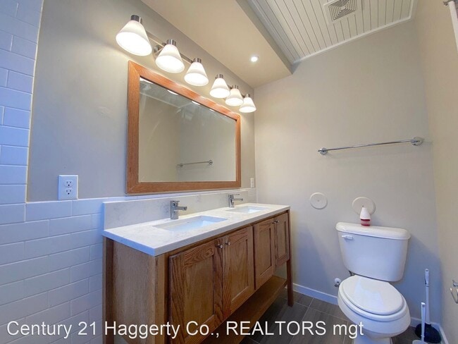 Building Photo - 4 br, 3.5 bath House - 4004 Camelot Height...