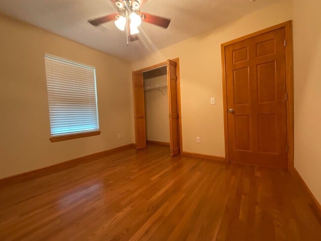 Building Photo - Short term - Clean and tidy 3 bedroom/1 bath near Cherokee Park
