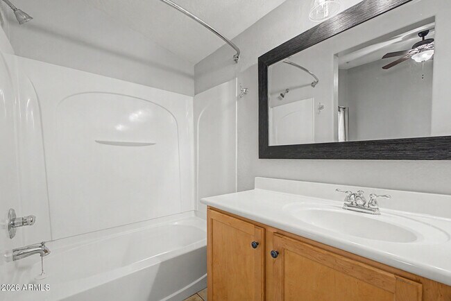 Building Photo - 2233 E Huntington Dr