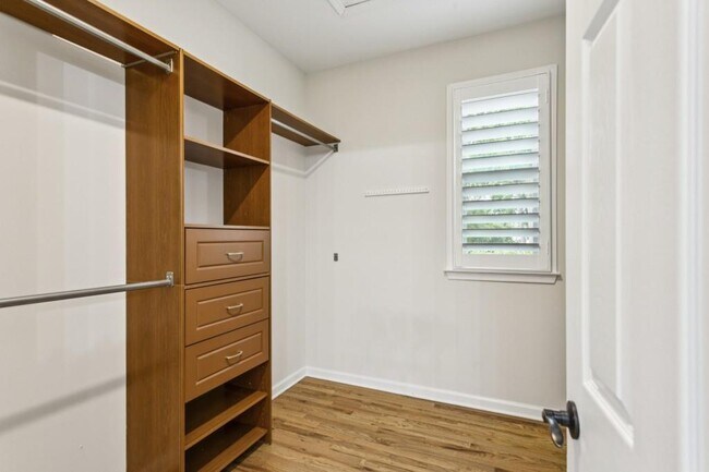 Building Photo - 5032 Hickory Hills Dr